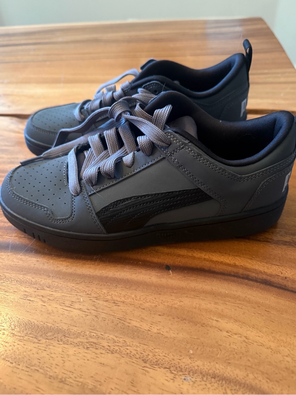 Puma Men's Low-Top Athletic Sneakers in Gray with Black Accents Brand New Size 6